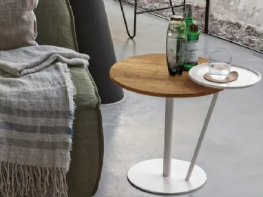 Tavolino Eclisse in materico rovere carbone e laccato opaco bianco gesso di Tomasella