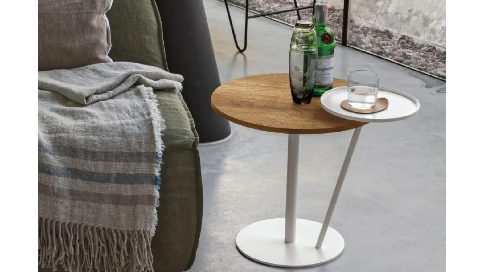 Tavolino Eclisse in materico rovere carbone e laccato opaco bianco gesso di Tomasella
