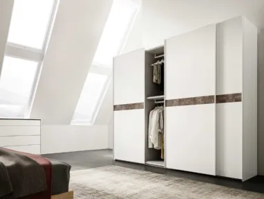 Armadio con ante scorrevoli in laccato bianco opaco con fascia decorativa orizzontale Doppia di Mab
