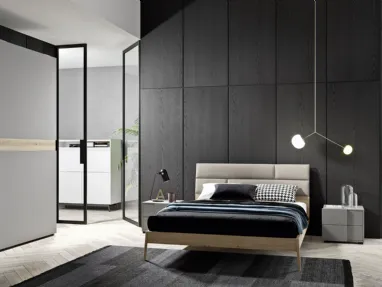 Armadio con ante scorrevoli in laccato opaco con fascia decorativa orizzontale in legno e maniglia integrata Partition di Mab