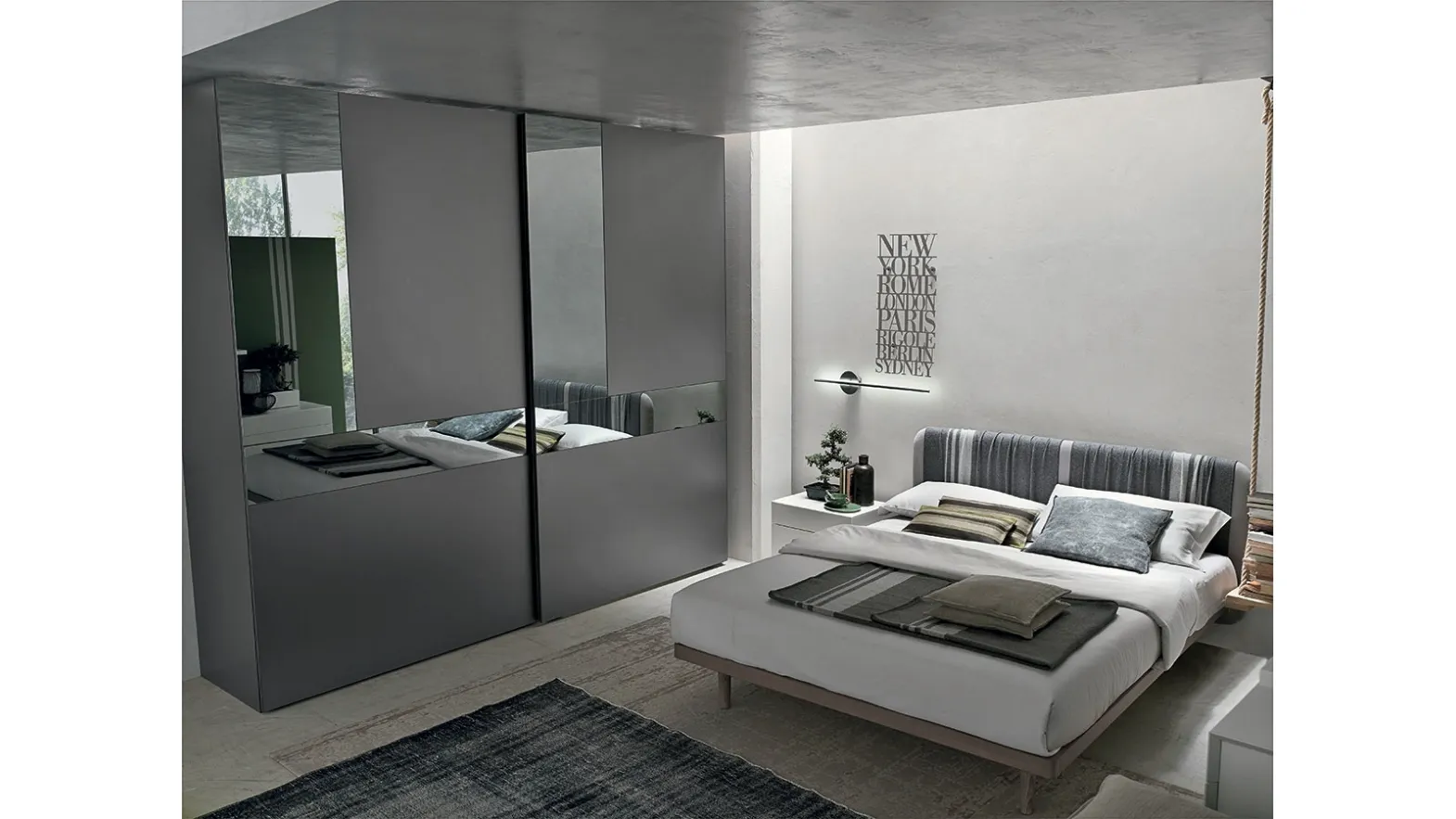 Armadio Cristal in laccato opaco antracite con ante specchio grigio e grigio satinato di Tomasella
