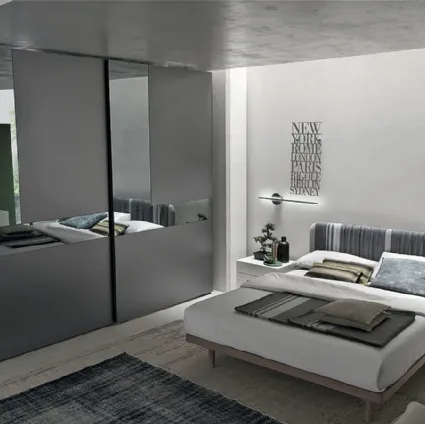Armadio Cristal in laccato opaco antracite con ante specchio grigio e grigio satinato di Tomasella