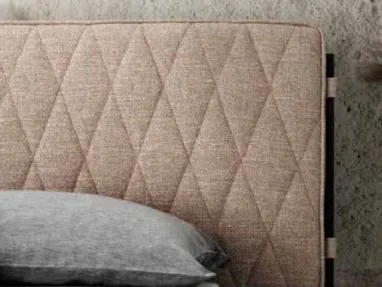 Letto con testiera imbottita e trapuntata con motivo a losanghe Adam di SantaLucia