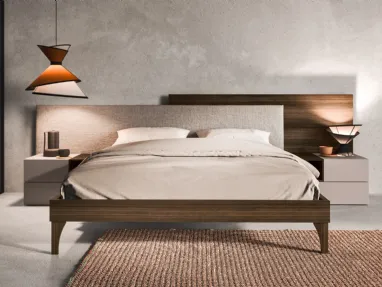 Letto con testiera in tessuto e essenza legno con struttura in essenza legno Boiserie di Mab