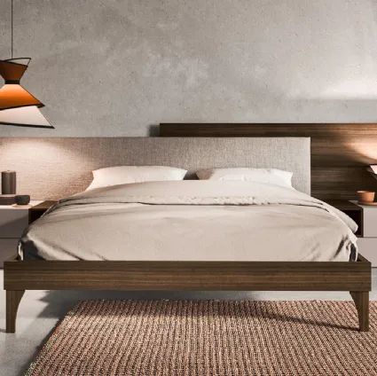 Letto con testiera in tessuto e essenza legno con struttura in essenza legno Boiserie di Mab