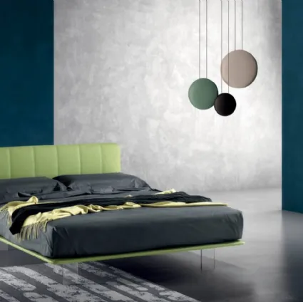 Letto in pelle con testiera trapuntata e piedini trasparenti Clever di Bside