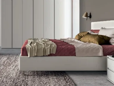 Letto in ecopelle con testiera trapuntata con cuciture verticali Cupido di SantaLucia