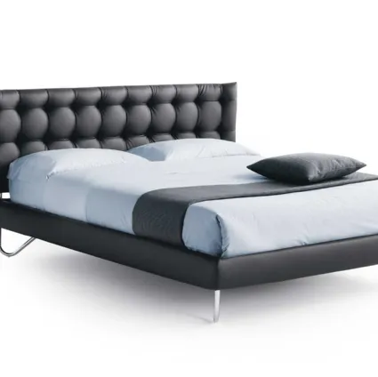 Letto in pelle imbottito con testiera in lavorazione capitonnè Hug 05 Low di Noctis