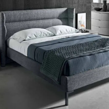 Letto in tessuto imbottito con testiera avvolgente Fold di Mab