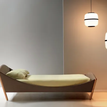 Letto con testiera in tessuto con piedini inclinati in legno Lullaby Modern di Noctis