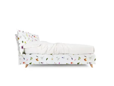 Letto in tessuto a fiori con contenitore So Wild di Noctis