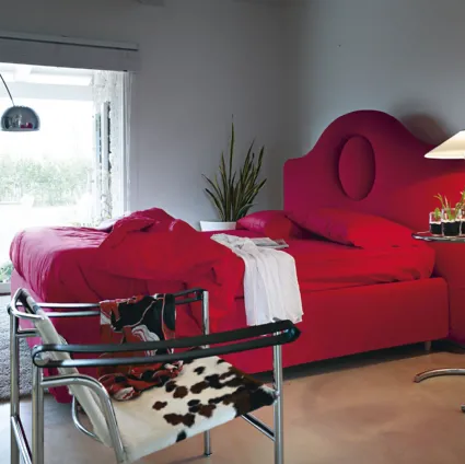Letto imbottito con testiera sagomata Sophie Modern di Noctis