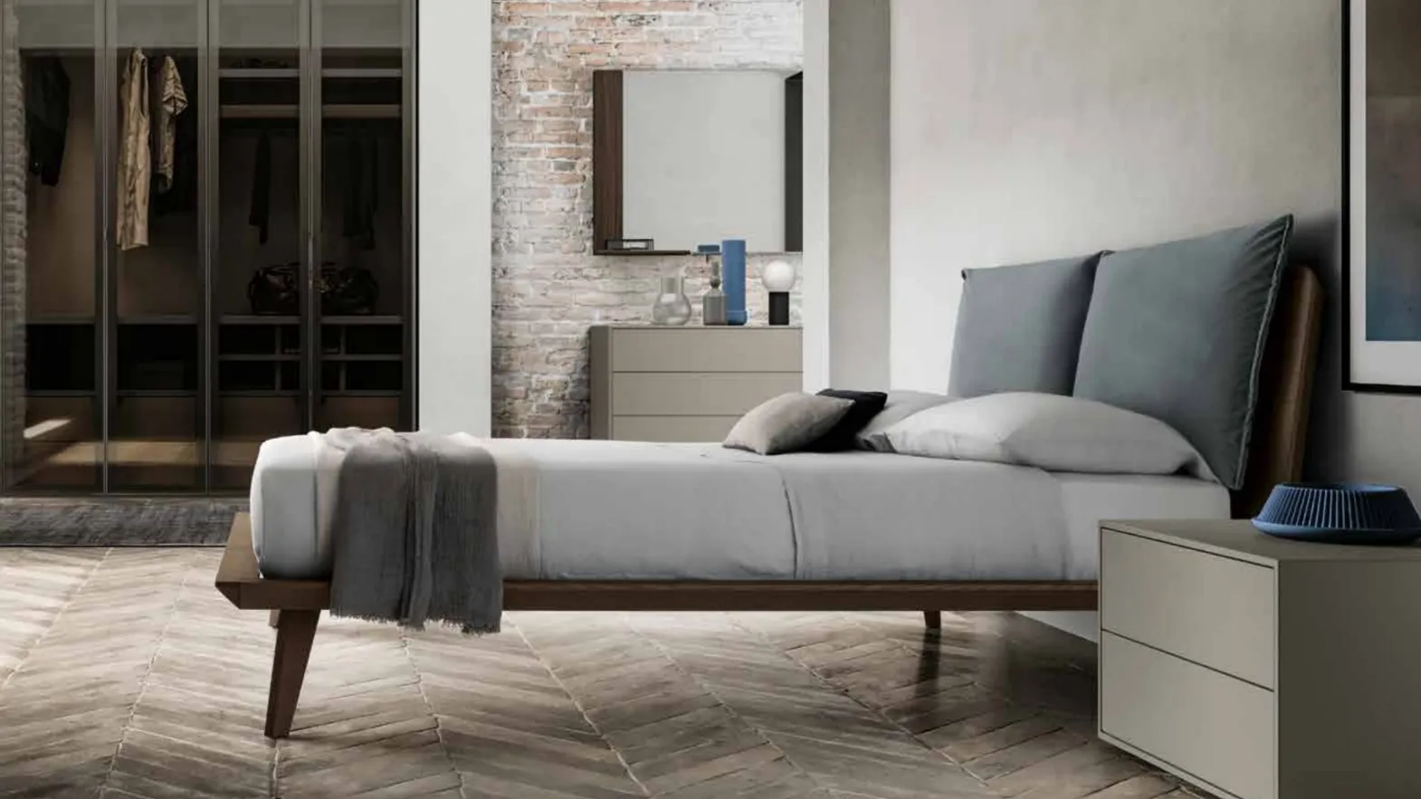 Letto in legno con testiera arricchita di un’imbottitura a due cuscini Talak di SantaLucia