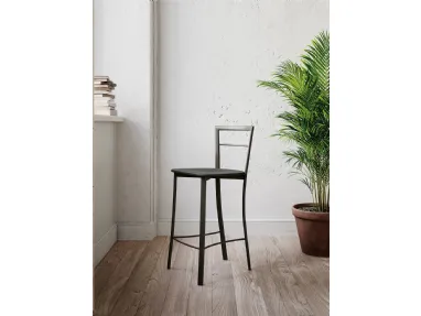 Sgabello Nicole  con struttura tubolare in metallo e seduta in multistrato laccato opaco di Arredo3