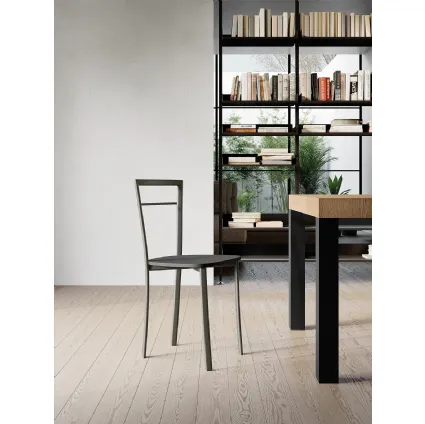 Sedia Nicole con struttura realizzata in tubolare metallico e seduta in multistrato laccato opaco di Arredo3