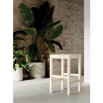 Sgabello Petit con struttura e seduta in legno laccato di Arredo3
