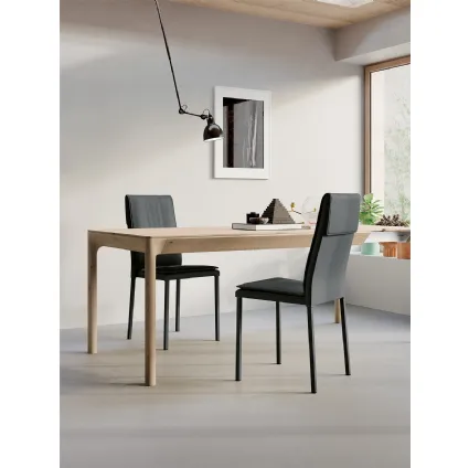 Sedia Sandy con struttura in metallo, imbottita e completamente rivestita in ecopelledi Arredo3