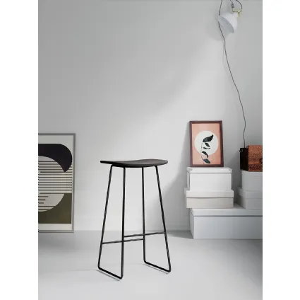 Sgabello Sigma L con struttura in acciaio verniciato e seduta in Frassino di Arredo3