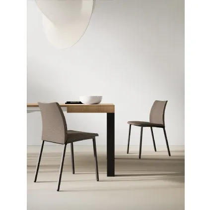 Sedia Zara Up on struttura in metallo verniciato e seduta imbottita rivestita in ecopelle di Arredo3
