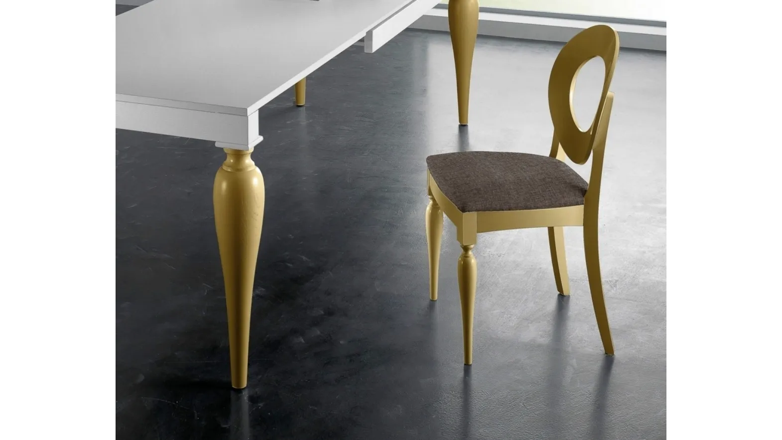 Sedia Giulietta con struttura in metallo Oro e seduta in tessuto imbottito di Eurosedia