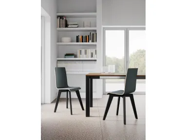 Sedia Kelly con struttura in legno e seduta in multistrato rivestito in Fenix di Arredo3