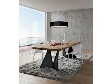 Tavolo di design con piano in legno di Rovere anticato e basamento in metallo Claudio di La Primavera