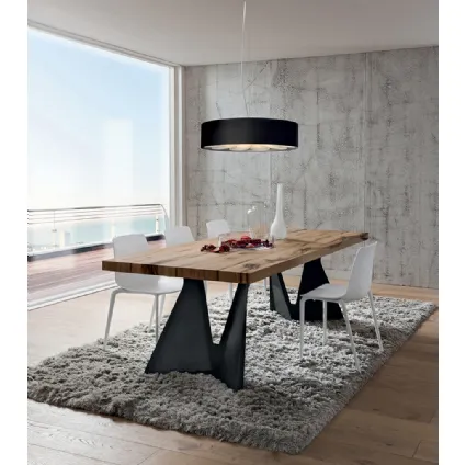 Tavolo di design con piano in legno di Rovere anticato e basamento in metallo Claudio di La Primavera