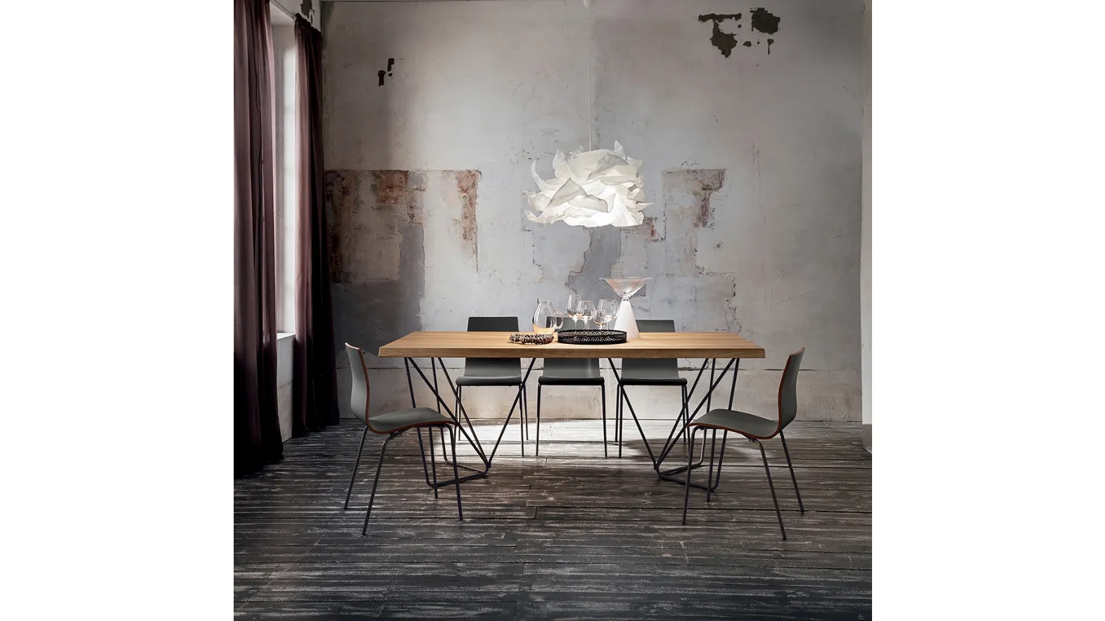 Tavolo con piano in legno e struttura in metallo Denis di La Primavera