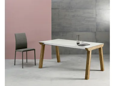 Tavolo Genius in vetro acidato bianco e gambe in frassino tinto rovere di Eurosedia
