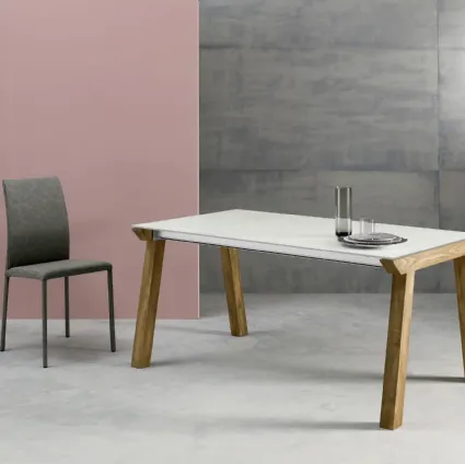 Tavolo Genius in vetro acidato bianco e gambe in frassino tinto rovere di Eurosedia