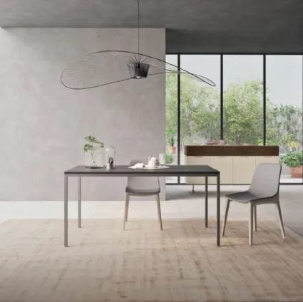 Tavolo con piano in marmo e basamento laccato Tufo Slim 01 di Orme