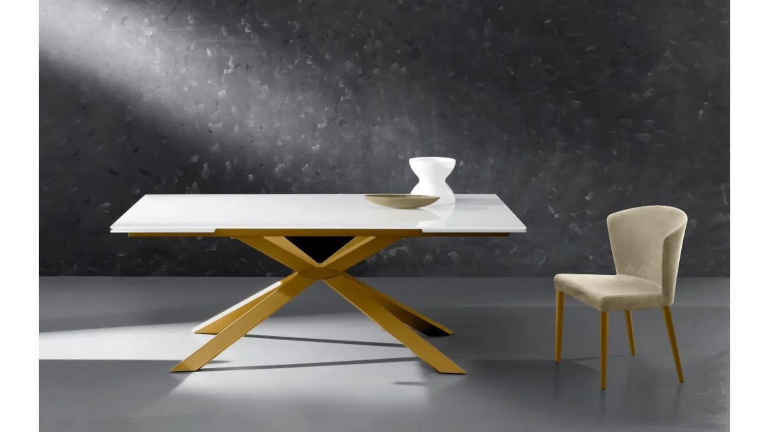 Tavolo con piano in vetro extra bianco, base in metallo oro, Osaka Oro di Eurosedia