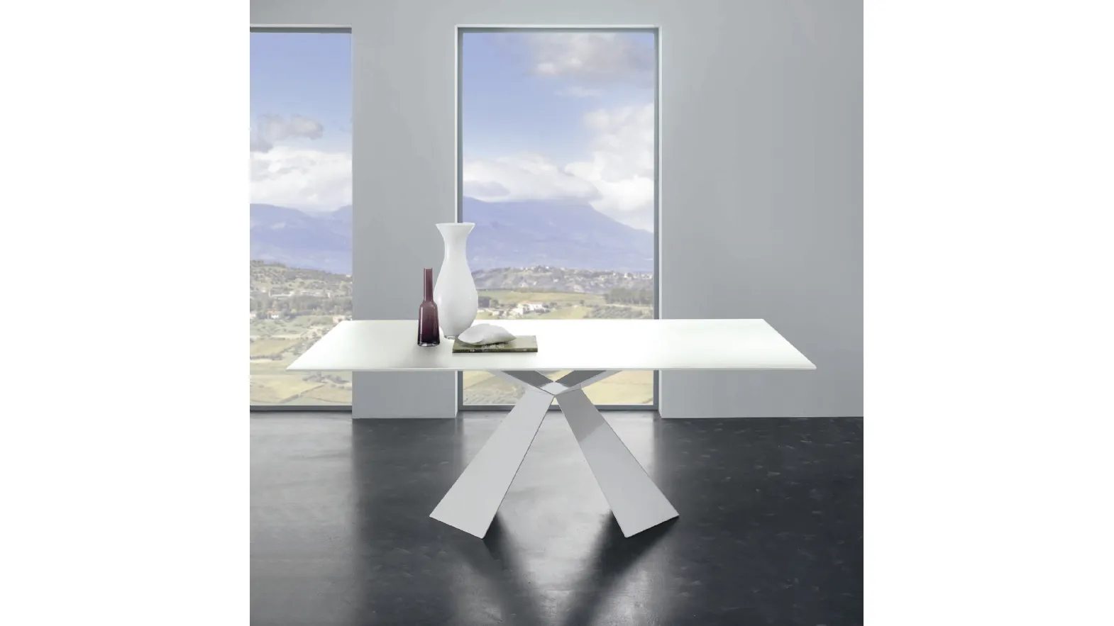 Tavolo Tokyo con top in vetro extrachiaro acidato bianco opaco e base in metallo finitura bianco opaco di Eurosedia