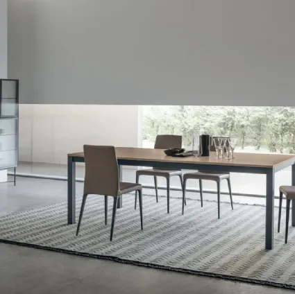 Tavolo allungabile Infinity con piano in materico rovere sabbia e base in laccato opaco di Tomasella