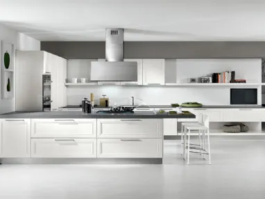 Cucina Classica Itaca angolare a ferro di cavallo in legno massello di Frassino laccato Bianco a poro aperto di Arredo3