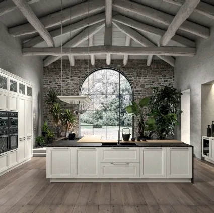 Cucina Classica angolare in legno di Frassino finitura decapè Carrara e top in Dekton e Rovere Opera di Arredo3
