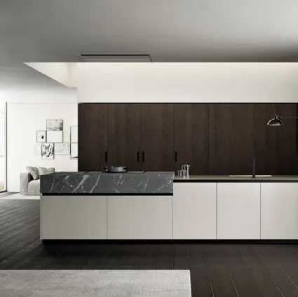 Cucina Moderna lineare Asia in laccato poro aperto Nebbia con colonne in Rovere ebano impiallacciato e top in HPL finitura Pietra Piasentina di Arredo3
