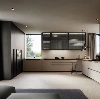 Cucina Moderna angolare Tratto 10 in Pet riciclato, boiserie in legno impiallacciato e pensili in vetro e alluminio di Arredo3